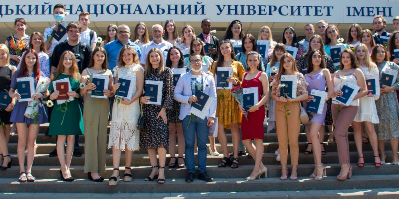 Впродовж 9-14 липня у Донецькому національному університеті імені Василя Стуса відбулися урочисті церемонії вручення дипломів випускникам СО «Бакалавр»