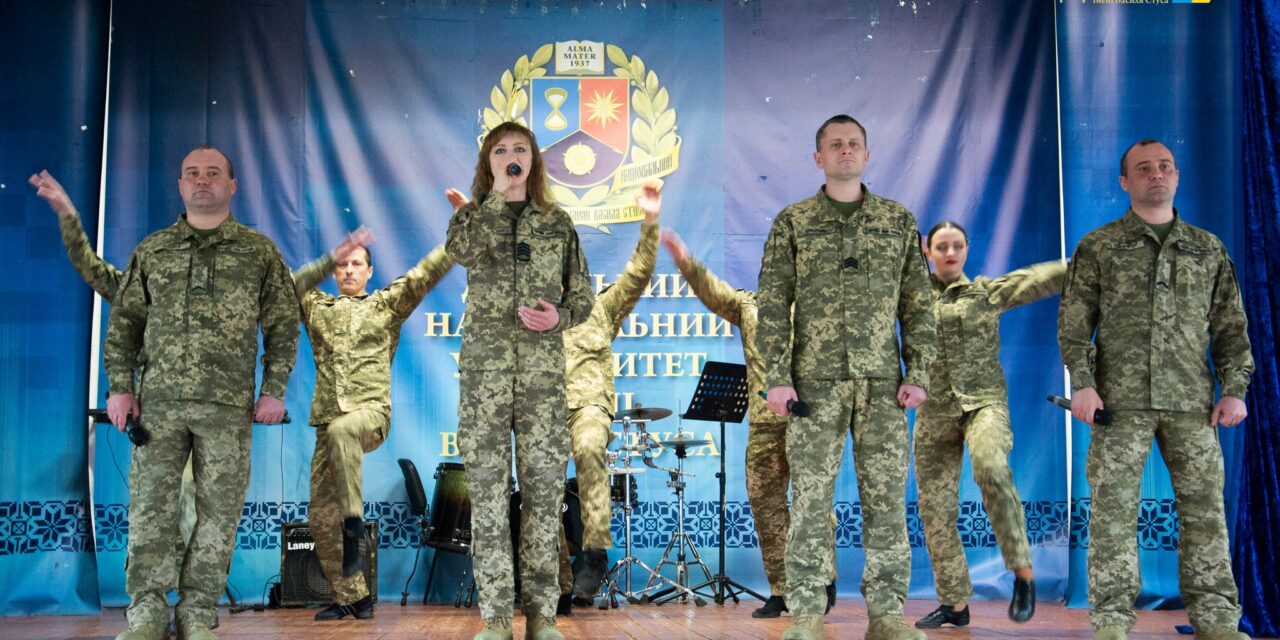 Сьогодні до ДонНУ імені Василя Стуса завітали представники Центру військово-музичного мистецтва Повітряних Сил Збройних Сил України.