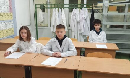 Заняття у Школі юного дослідника