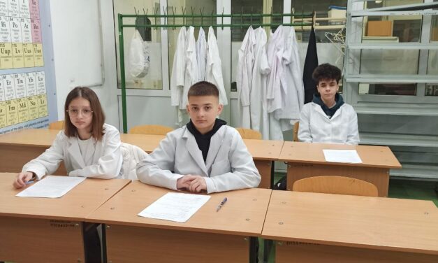 Заняття у Школі юного дослідника